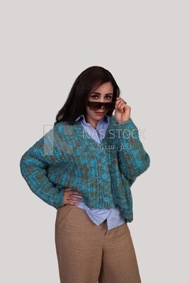 عارضة ازياء ترتدى نظارات