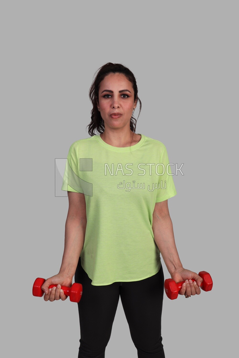 girl doing bodybuilding exercises