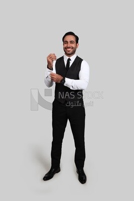 صورة لرجل أعمال ببدلة رسمية يثبت أزرار على كم القميص ، وتطوير الأعمال والشراكات ، واجتماع العمل ، موديل