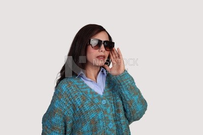 عارضة ازياء تستعرض نظارتها الشمسية