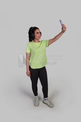 فتاة جميلة بملابس رياضية تلتقط صورة سيلفى