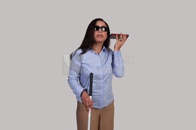 امرأة عمياء تمشي مع عصا بيضاء تحمل هاتفها المحمول والمريض والطب والرعاية الصحية والمهن والوظائف الطبية ،  اناس معوقين