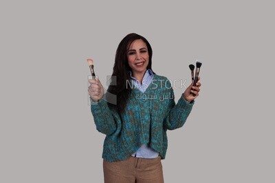 makeup artist holding a set of makeup brushes