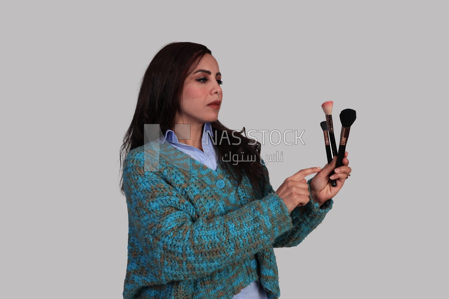 makeup artist holding a makeup brush