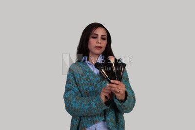 makeup artist holding a makeup brush