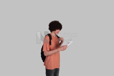 طالب جامعى  يراجع دروسه وهو فى طريقه الى الامتحان