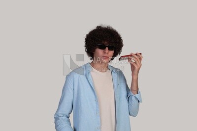 رجل كفيف يجري مكالمة هاتفية باستخدام مكبر صوت