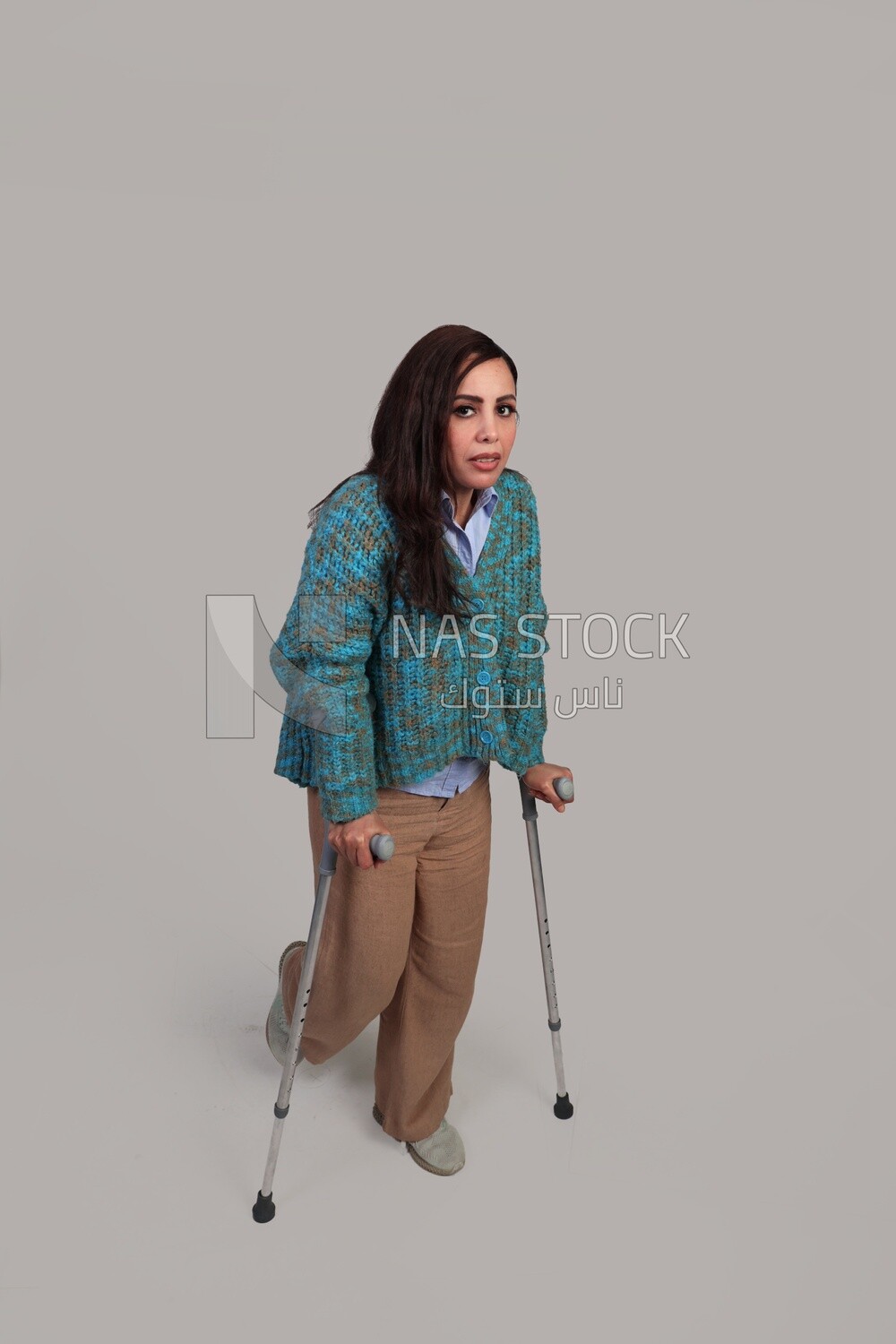 girl using crutches