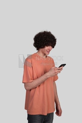 شاب يراسل صديقته بسعادة عبر الهاتف