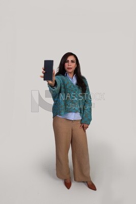 امرأة مبتسمة تظهر شاشة فارغة للهاتف المحمول