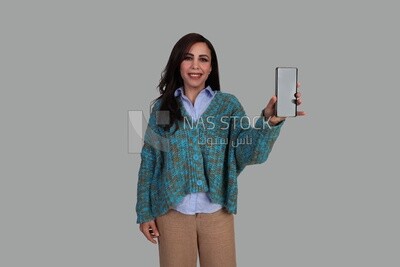 woman in winter showing phone screen