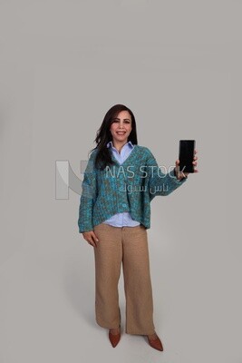 woman in winter showing phone screen
