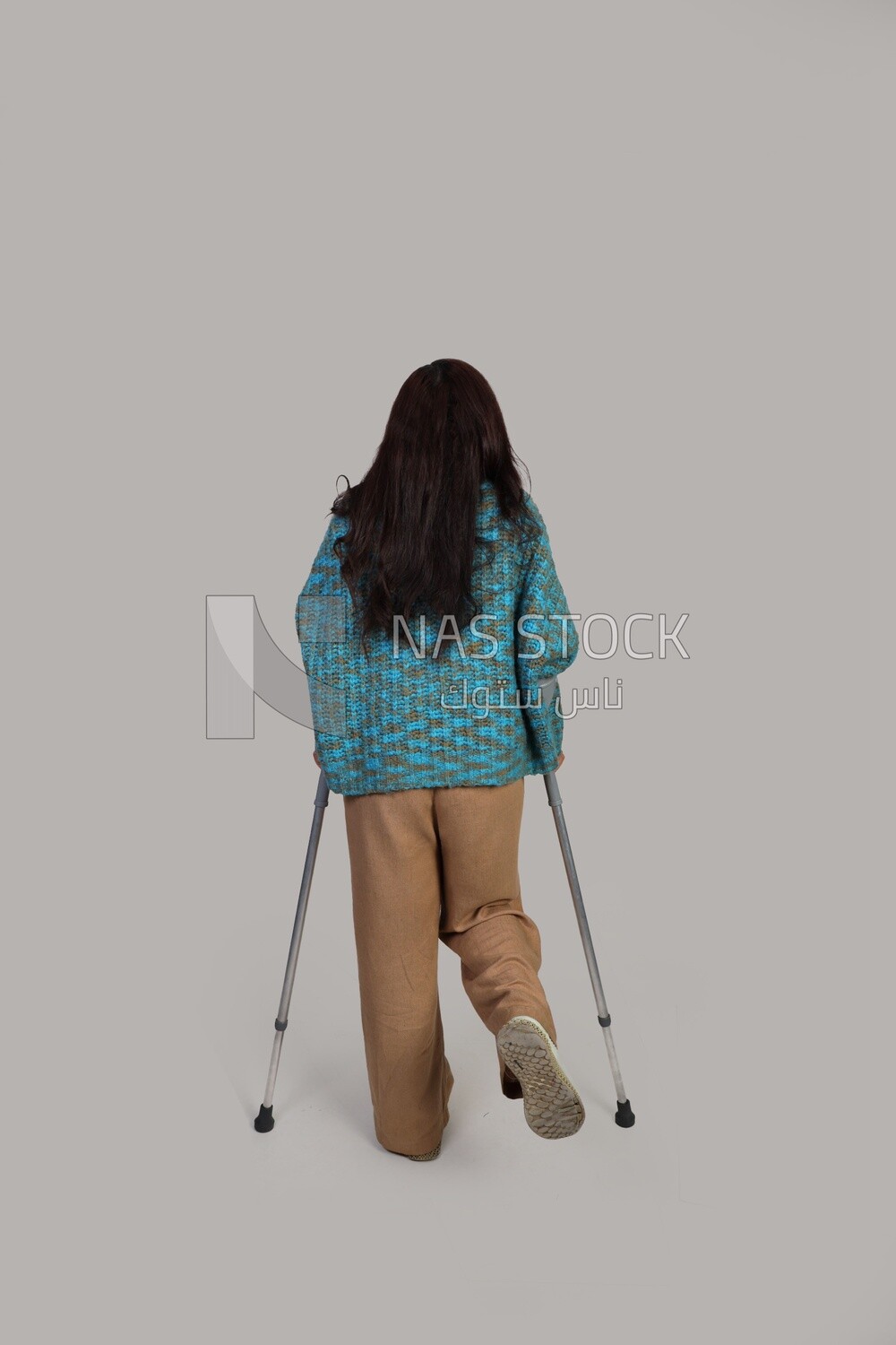 girl using crutches