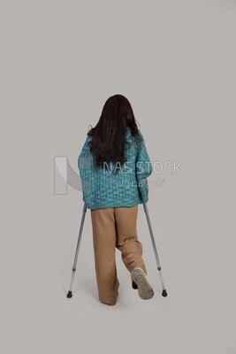girl using crutches
