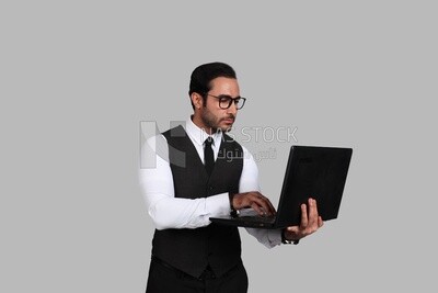 صورة لرجل أعمال يرتدي بدلة رسمية ويمسك بجهاز كمبيوتر محمول ، وتطوير الأعمال والشراكات ، واجتماع عمل ، موديل