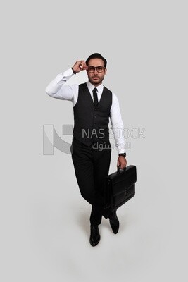 صورة لرجل أعمال يرتدي بدلة رسمية ويحمل حقيبة جلدية ، تطوير الأعمال والشراكات ، اجتماع عمل ، موديل