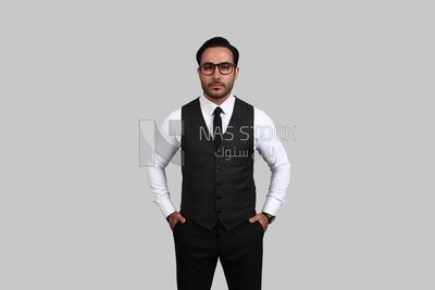 صورة لرجل أعمال يرتدي بدلة رسمية ويضع يده فى جيبه ، تطوير الأعمال والشراكات ، اجتماع عمل ، موديل