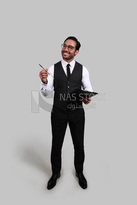 صورة لرجل أعمال يرتدي بدلة رسمية ويحمل المستندات في يد وقلم في الأخرى ، تطوير الأعمال والشراكات ، اجتماع عمل ، موديل