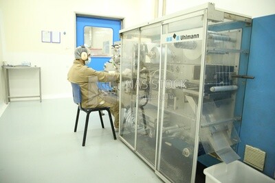 Specialist who operates a pharmaceutical manufacturing machine in a pharmaceutical manufacturing factory