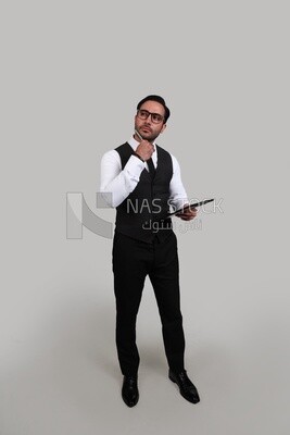 صورة لرجل أعمال يرتدي بدلة رسمية ويحمل المستندات في يد وقلم في الأخرى ، تطوير الأعمال والشراكات ، اجتماع عمل ، موديل