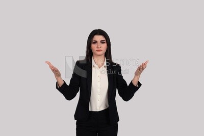 صورة سيدة أعمال ترتدي ملابس رسمية تقف بإشارة يد ، وتطوير الأعمال والشراكات ، واجتماع عمل ، موديل