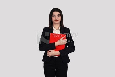 صورة لسيدة أعمال ترتدى بدلة رسمية تقف وتحمل المستندات ، وتطوير الأعمال والشراكات ، واجتماع عمل ، موديل