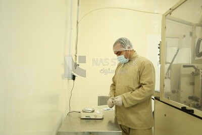 Specialist checks the weight of a bag of effervescent medicine
