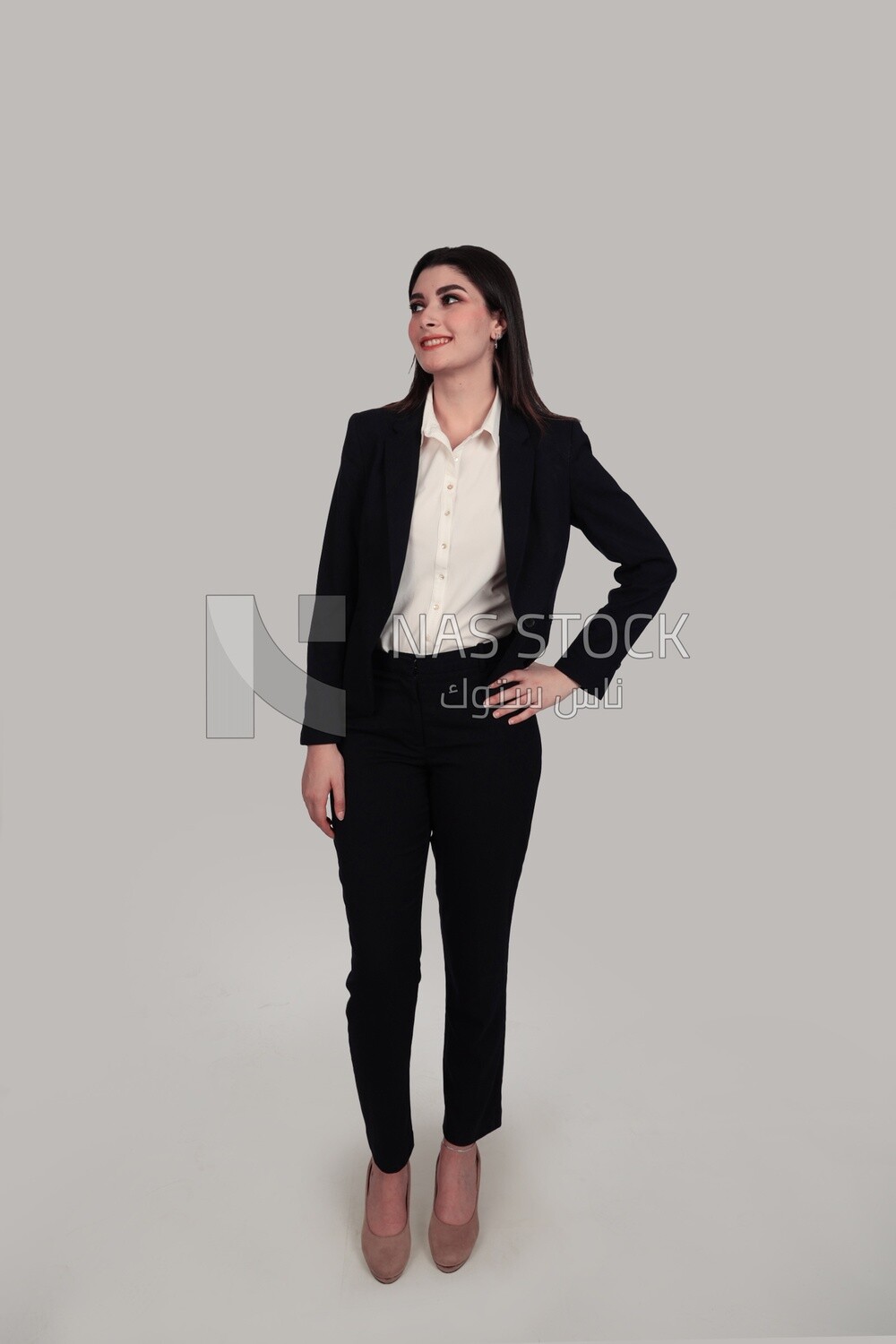 صورة سيدة أعمال ترتدي ملابس رسمية تقف على خلفية بيضاء ،  وتطوير الأعمال والشراكات ، واجتماع عمل ، موديل