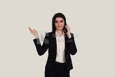 صورة سيدة أعمال ترتدي ملابس رسمية تقف على خلفية بيضاء وتتحدث عبر الهاتف ، وتطوير الأعمال والشراكات ، واجتماع عمل ، موديل