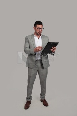 صورة لرجل أعمال يرتدي بدلة عمل يقوم بفحص المستندات وتطوير الأعمال والشراكات واجتماعات العمل ، موديل