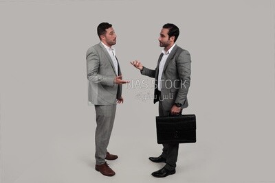 صورة لرجلين يقفان معًا ، يناقشان العمل ، تطوير الأعمال والشراكات ، اجتماع عمل ، موديل
