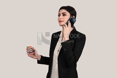 صورة سيدة أعمال ترتدي ملابس رسمية تحمل فنجانًا من الشاي وتتحدث على الهاتف ، وتطوير الأعمال والشراكات ، واجتماع عمل ، موديل