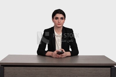 صورة سيدة أعمال ترتدي ملابس رسمية تجلس على المكتب وتتفقد هاتفها المحمول ، وتطوير الأعمال والشراكات ، واجتماع العمل ، موديل