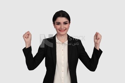 صورة سيدة أعمال ترتدي ملابس رسمية تقف مع إيماءة يد تبدو سعيدة ، تطوير الأعمال والشراكات ، اجتماع عمل ، موديل