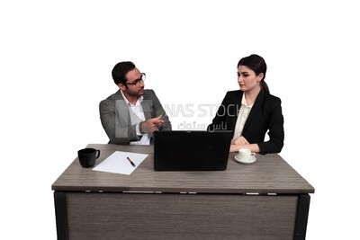 صورة لرجل أعمال وسيدة أعمال جالسين في المكتب يناقشان العمل ، تطوير الأعمال والشراكات ، اجتماع عمل ، موديل