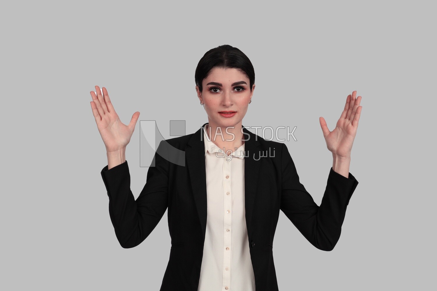 صورة سيدة أعمال ترتدي ملابس رسمية تقف مع إيماءة يد ، تطوير الأعمال والشراكات ، اجتماع عمل ، موديل