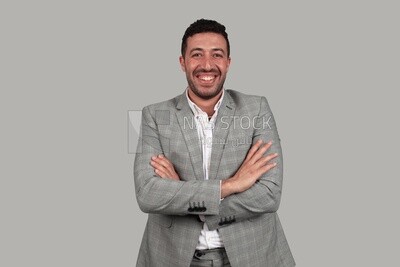 صورة رجل أعمال يرتدي بدلة رسمية بأيادي متقاطعة ، تطوير الأعمال والشراكات ، اجتماع عمل ، موديل