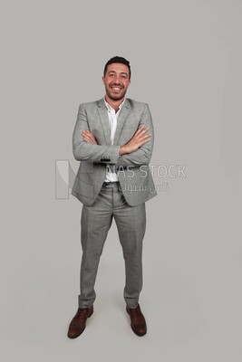 صورة رجل أعمال يرتدي بدلة رسمية بأيادي متقاطعة ، تطوير الأعمال والشراكات ، اجتماع عمل ، موديل