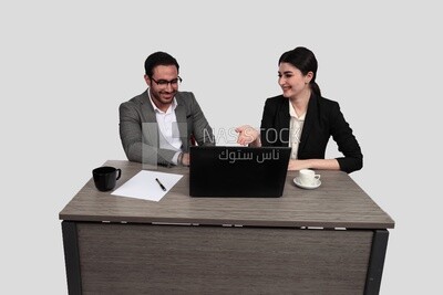 صورة لرجل أعمال وسيدة أعمال جالسين في المكتب يناقشان العمل ، تطوير الأعمال والشراكات ، اجتماع عمل ، موديل