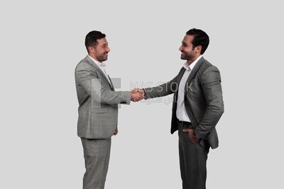 صورة لرجلين أعمال يتصافحان ، تطوير الأعمال والشراكات ، اجتماع عمل ، موديل