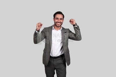 صورة لرجل أعمال يرتدي بدلة رسمية مع إيماءة اليد ، وتطوير الأعمال والشراكات ، واجتماع العمل ، موديل