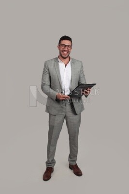 صورة لرجل أعمال يرتدي بدلة عمل يقوم بفحص المستندات وتطوير الأعمال والشراكات واجتماعات العمل ، موديل