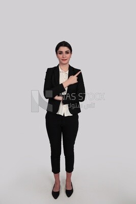 صورة سيدة أعمال ترتدي ملابس رسمية تقف مشيرة بعيدًا ، تطوير الأعمال والشراكات ، اجتماع عمل ، موديل