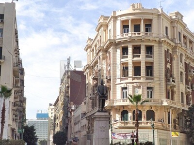 عمارة عتيقة من التراث فى ميدان طلعت حرب ,وسط القاهرة