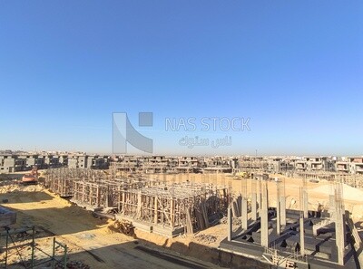موقع بناء مع مجموعة من المبانى الخرسانية و مبانى تحت الانشاء