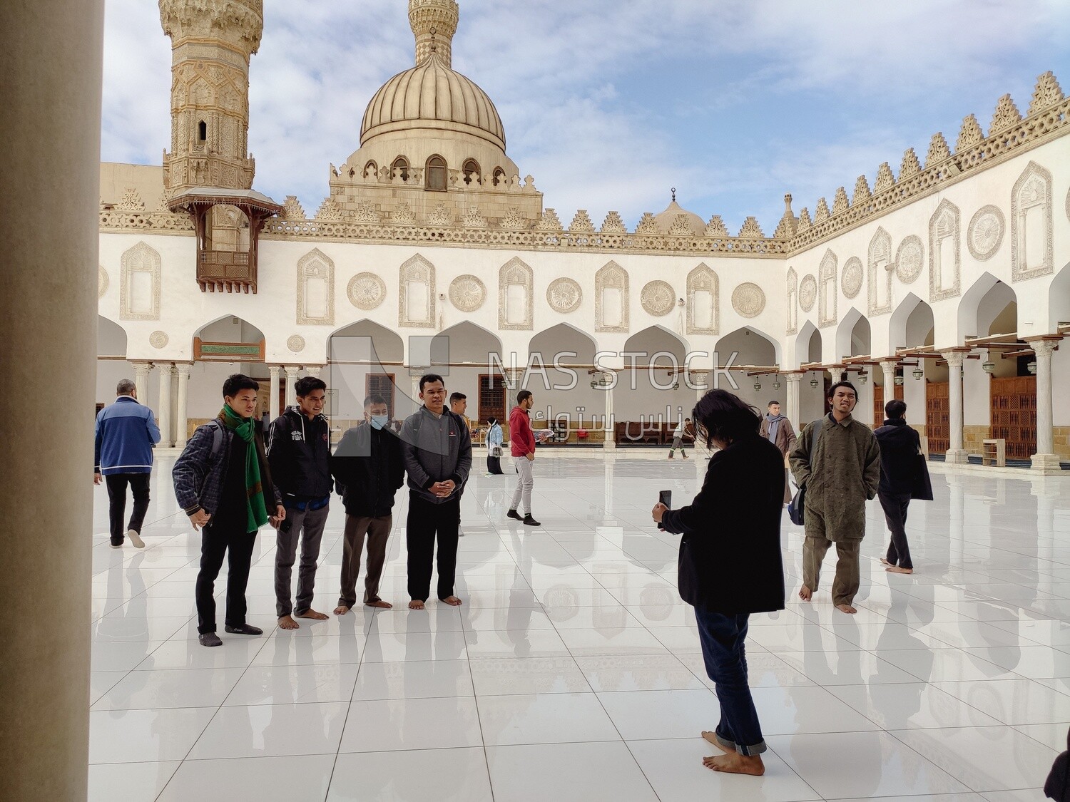 مجموعة من الزوار الاجانب يلتقطون الصور داخل مسجد الازهر , مصر
