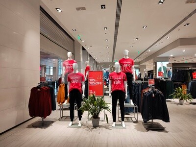 Clothing store offers discounts