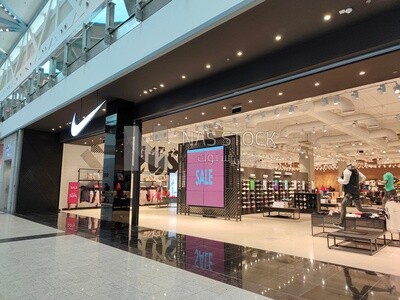 Clothing store offers discounts
