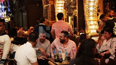 الناس يجلسون في مقهى شارع ، رمضان