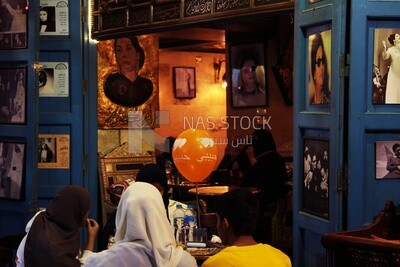 الناس يجلسون في مقهى شارع ، رمضان